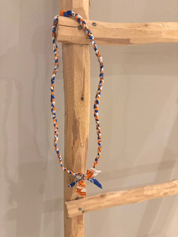 Bandana ketting oranje/blauw/wit hartjes bedel