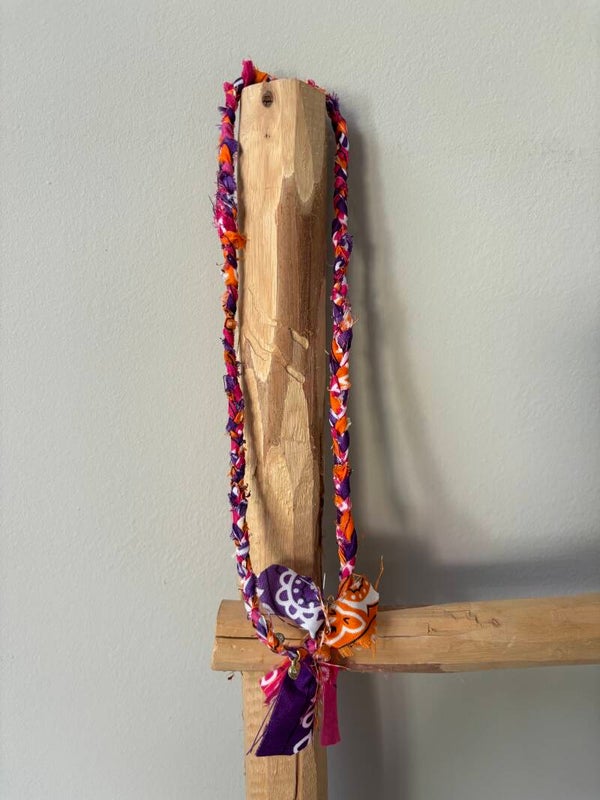 Bandana ketting paars/oranje/roze hartjes bedel