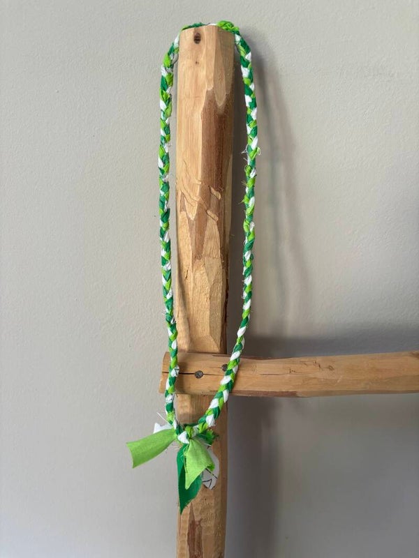 Bandana ketting donkergroen/lichtgroen/wit bliksem bedel