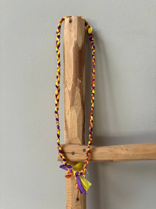 Bandana ketting paars/oranje/geel hartjes bedel