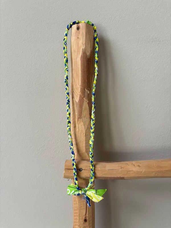 Bandana ketting groen/blauw/geel hartjes bedel