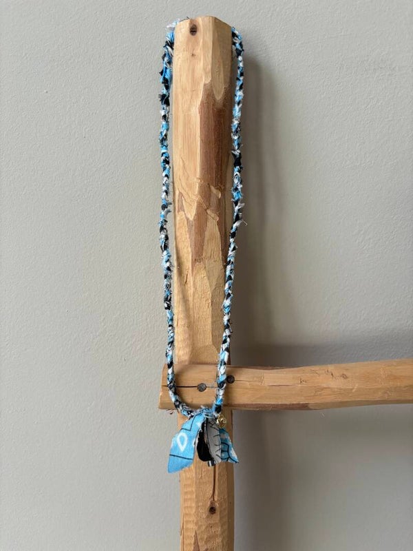 Bandana ketting blauw/wit/zwart hartjes bedel