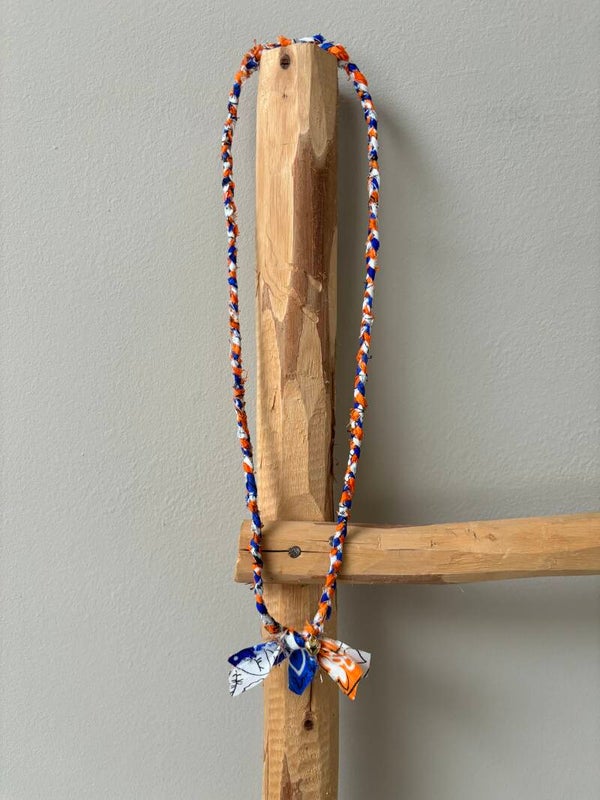 Bandana ketting oranje/blauw hartjes bedel