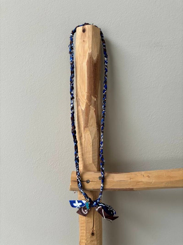 Bandana ketting bruin/blauw bliksem bedel