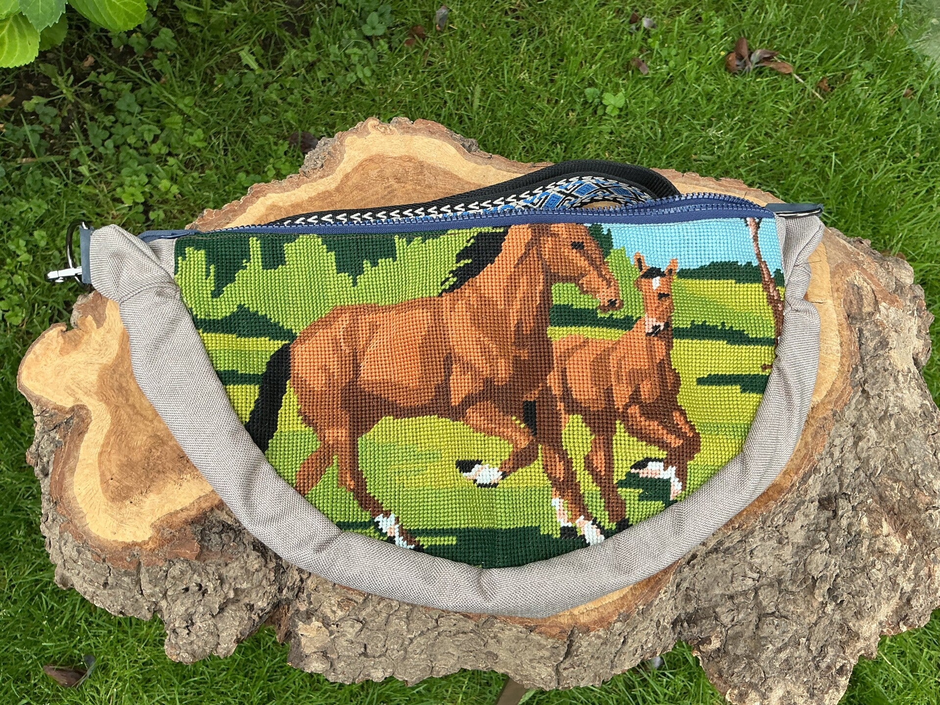 A Slingbag (merrie met veulen) L