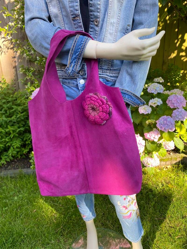 Roze leren tas met gehaakte bloem