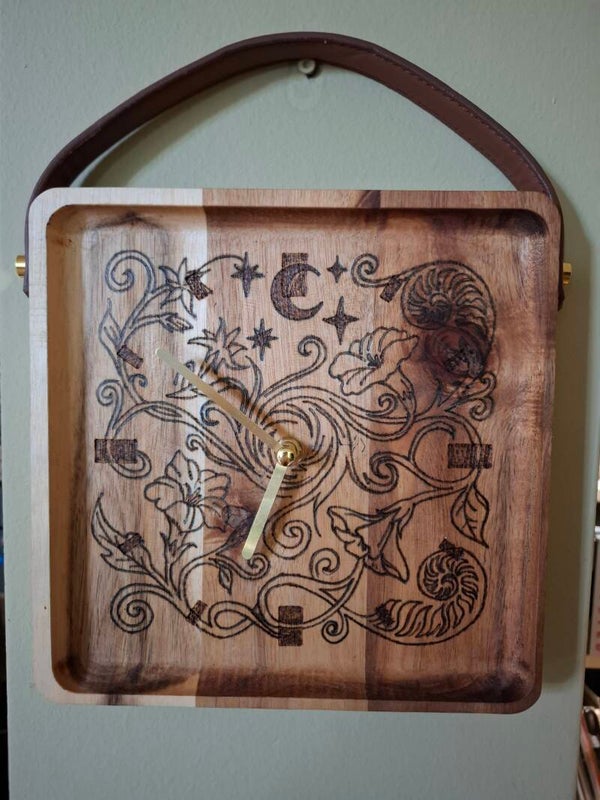 Unieke Houten Klok met Houtbrandkunst