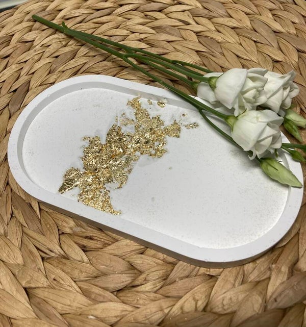Valkoinen ja lehtikultaa💛