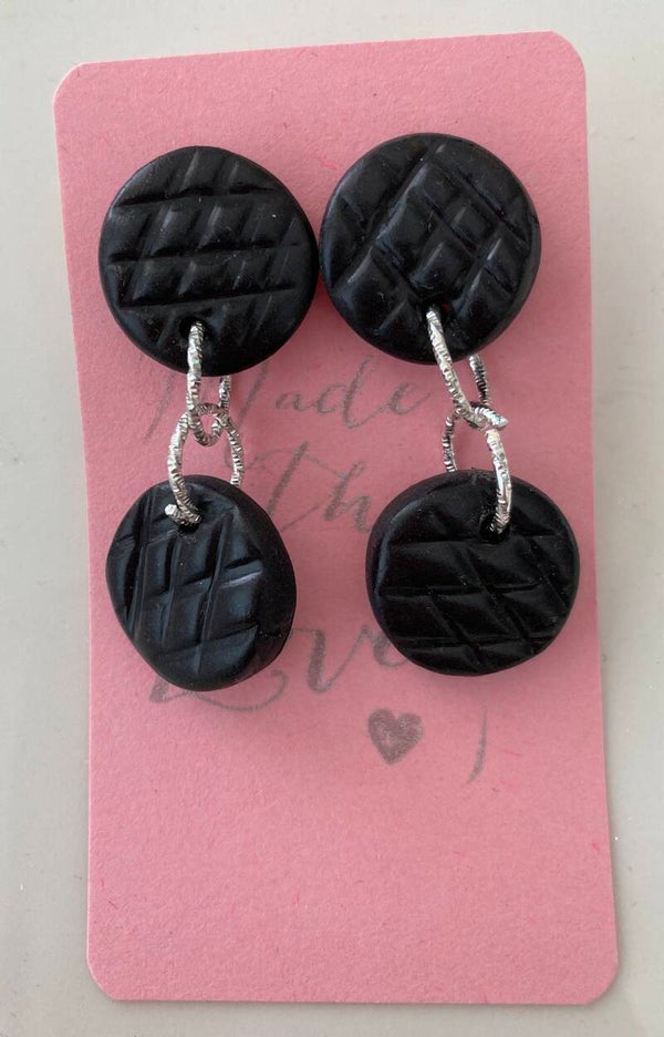 Salmiakki roikkuva korvakoru🖤🖤