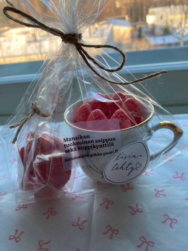 Mansikan tuoksuinen saippua ja kuppikynttilä