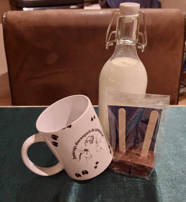 Tas met chocoladesticks en melk.