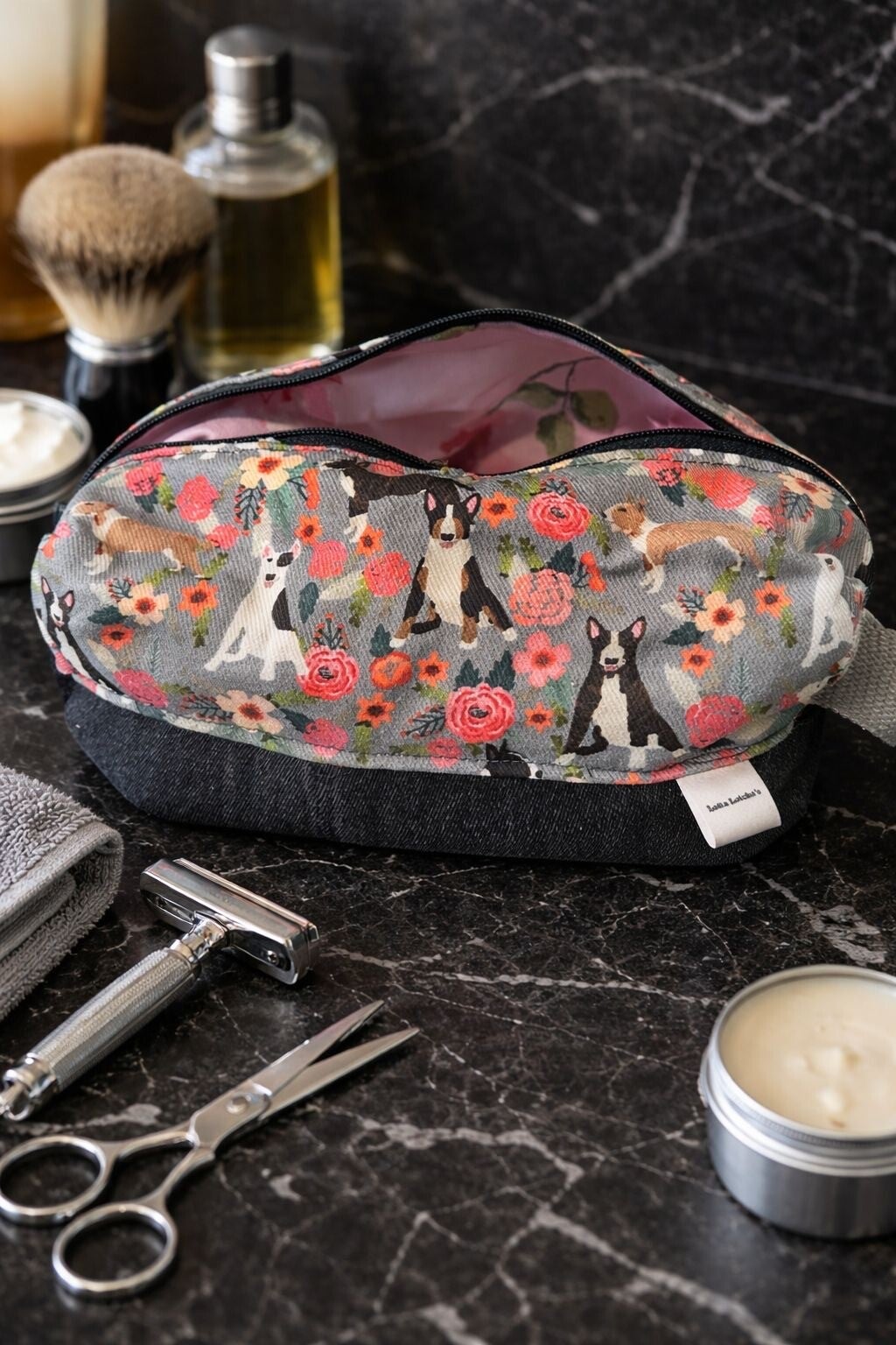 Toilettas : Engelse Bullterrier en bloemen