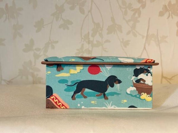 Doosje :  Teckel in het sop & hotdog