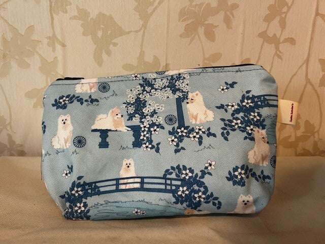 Etui : Japanse Spits in Japanse tuin