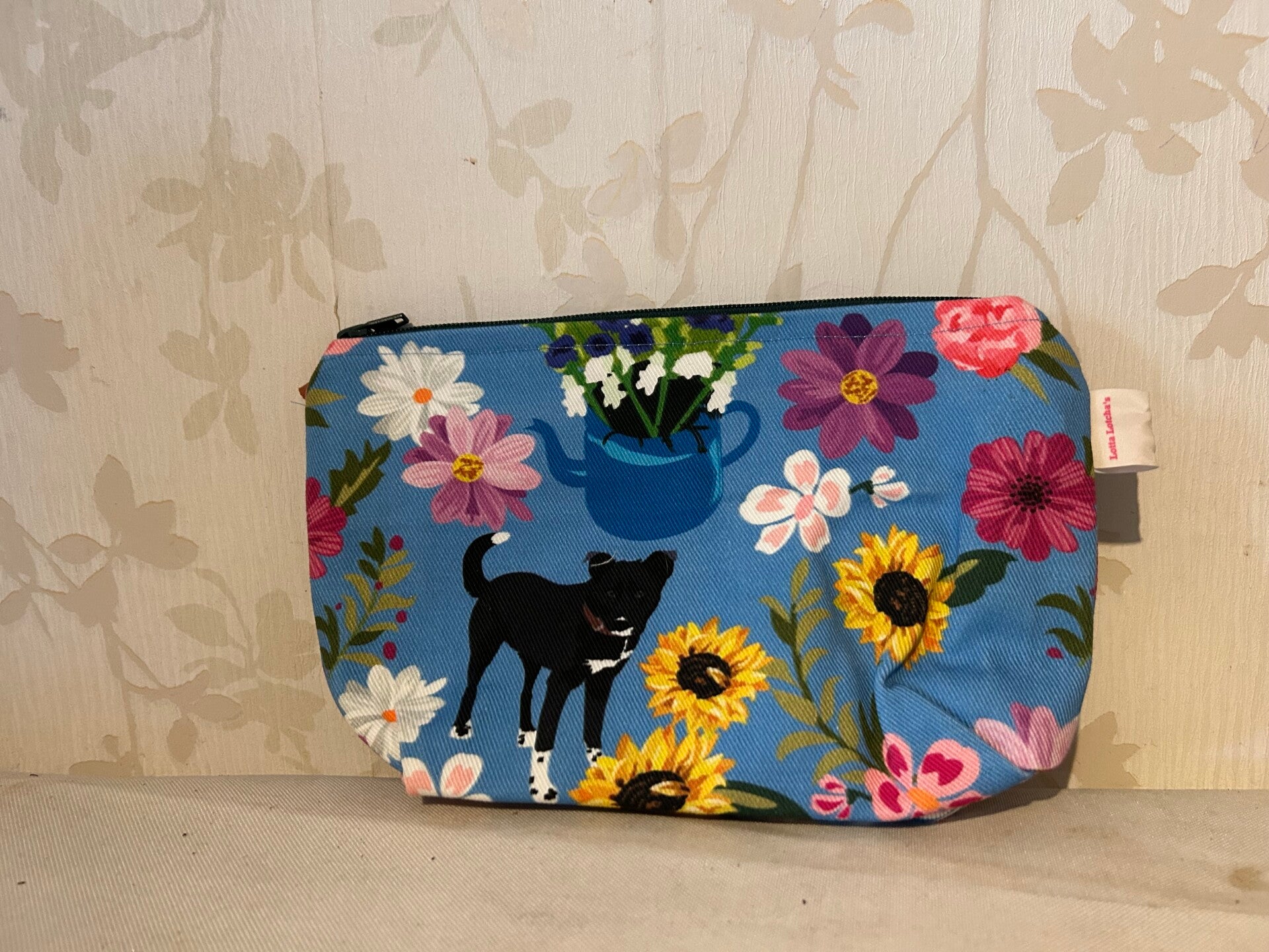 Etui : Zwart-witte hond met bloemen