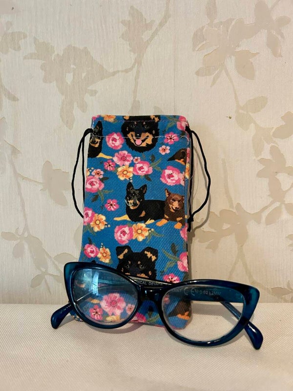 Brillenhoesje : Lancashire Heeler blauw rozen