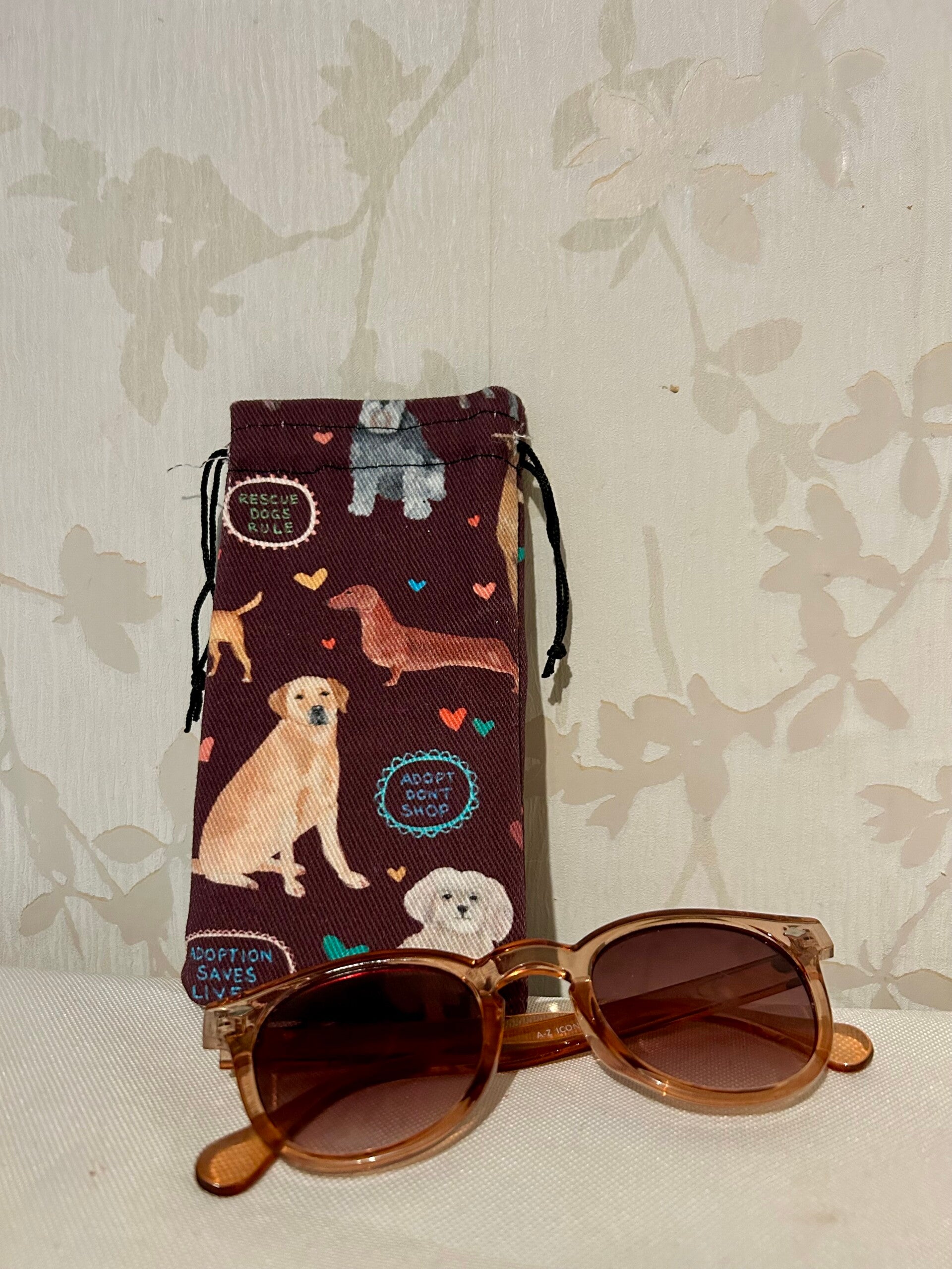 Brillenhoesje : Adopt don't shop honden op groen