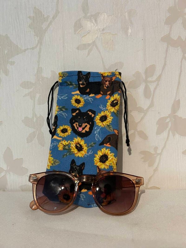 Brillenhoesje : Lancashire Heeler blauw zonnebloemen