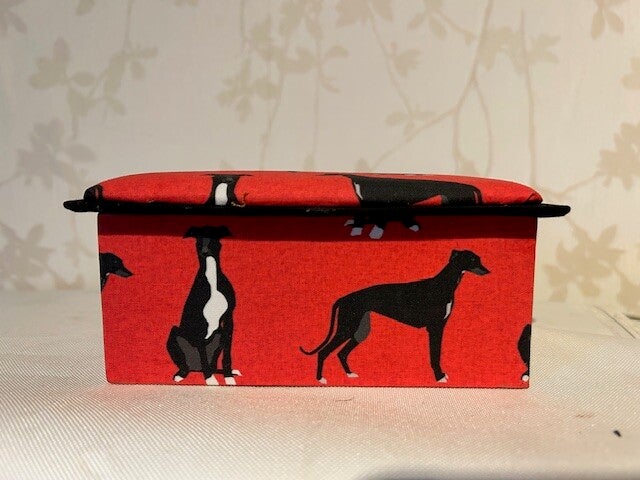 Doosje :   Greyhound