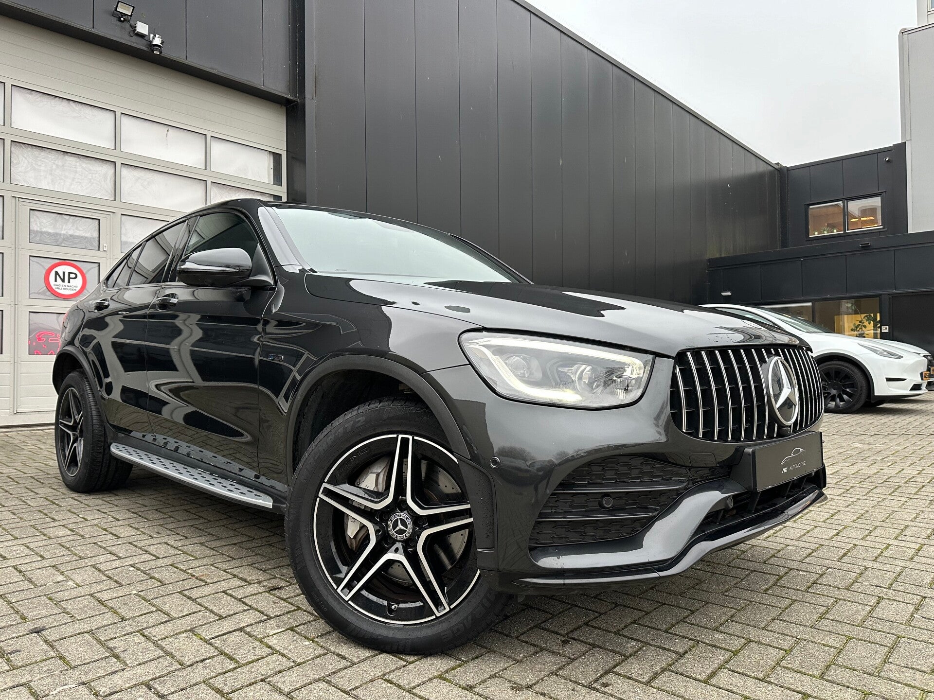 Mercedes-Benz GLC Coupé 300e AMG // Luchtvering // Burmester // Schuifdak // 360 Camera // Memory Stoelen // MultiBeam LED // Air Balance pakket // 20 inch // Etc …