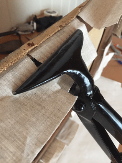 Met behulp van de spantang wordt het gedoubleerde doek opnieuw opgespannen.