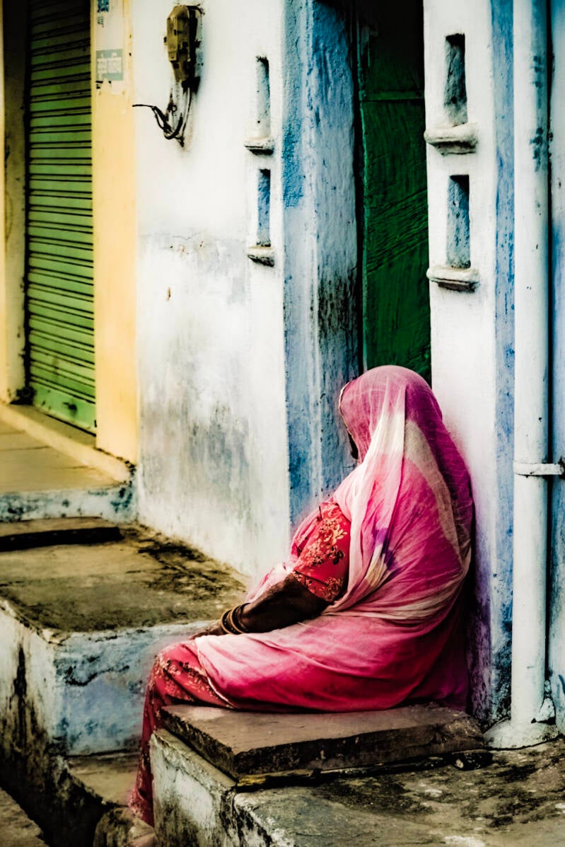 Street photography India: lady in pink dress, colour harmony
