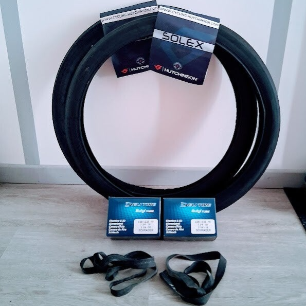 LOT : 2 Pneus HUTCHINSON Flancs Noirs, 2 Chambres à air Schrader, 2 fonds de jante (19 pouces)