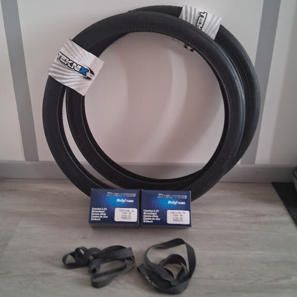 LOT : 2 Pneus TEKNIX Flancs Noirs, 2 Chambres à air Presta, 2 fonds de jante (19 pouces)