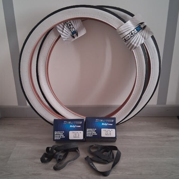 LOT : 2 Pneus TEKNIX Flancs Blancs, 2 Chambres à air Presta, 2 fonds de jante (19 pouces)