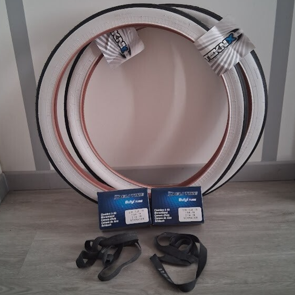 LOT : 2 Pneus TEKNIX Flancs Blancs, 2 Chambres à air Schrader, 2 fonds de jante (19 pouces)