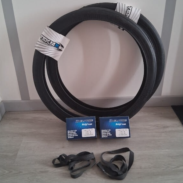 LOT : 2 Pneus TEKNIX Flancs Noirs, 2 Chambres à air Schrader, 2 fonds de jante (19 pouces)