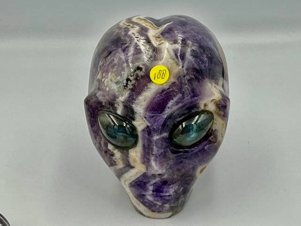 Chevron Amethist Alien Skull met Labradoriet ogen 1: 7.5x6.5x7.5 cm - 573 gram
