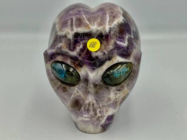 Chevron Amethist Alien Skull met Labradoriet ogen 2: 7.5x6.5x7.5 cm - 546 gram