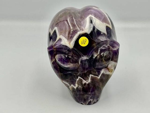 Chevron Amethist Alien Skull met Labradoriet ogen 3: 7x6.5x7.5 cm - 532 gram