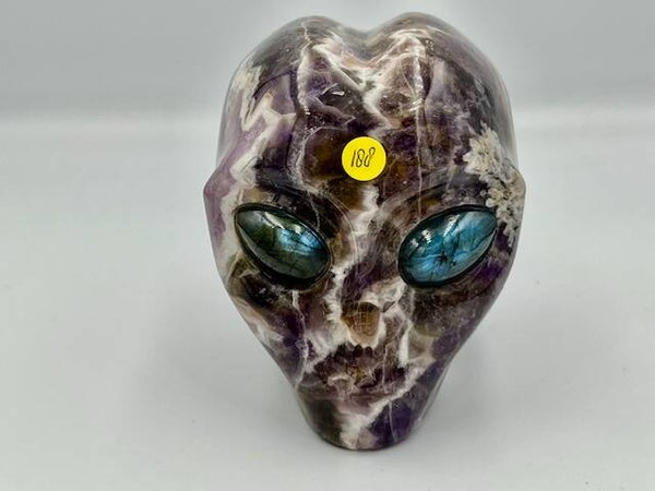 Chevron Amethist Alien Skull met Labradoriet ogen 4: 8x6x7.5 cm - 574 gram