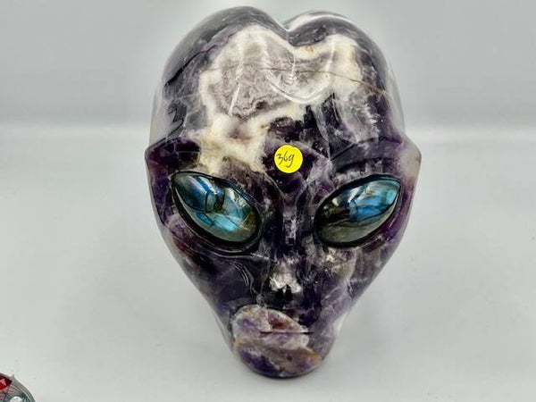 Chevron Amethist Alien Skull met Labradoriet ogen L1: 11x9x10 cm - 1330 gram