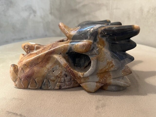 Polychroom Jaspis Moeder Draak XL 8 - 5 x 10 x 8 cm - 1505 gram - MADAGASKAR