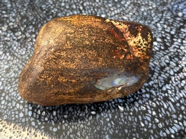 Boulder Opaal  4 - 6.6 x 4.5 x 3 cm - 133 gram - AUSTRALIË