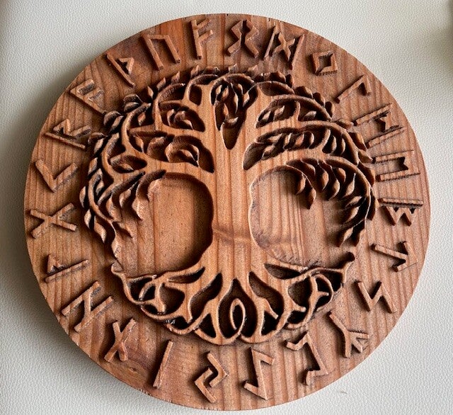 SYMBOOL BORD: VIKING RUNEN TREE OF LIFE nr 2 – Douglas Spar Hout Ø 26 cm en 28 mm dik
