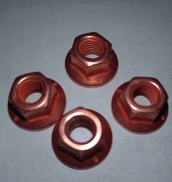 Kupfermuttern für den Auspuff Krümmer