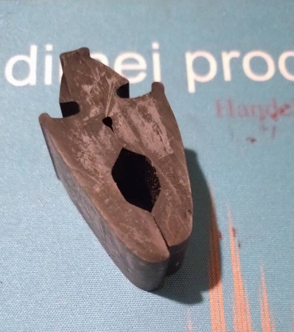 Gummi auf dem Chassis vorne für Kotflügel