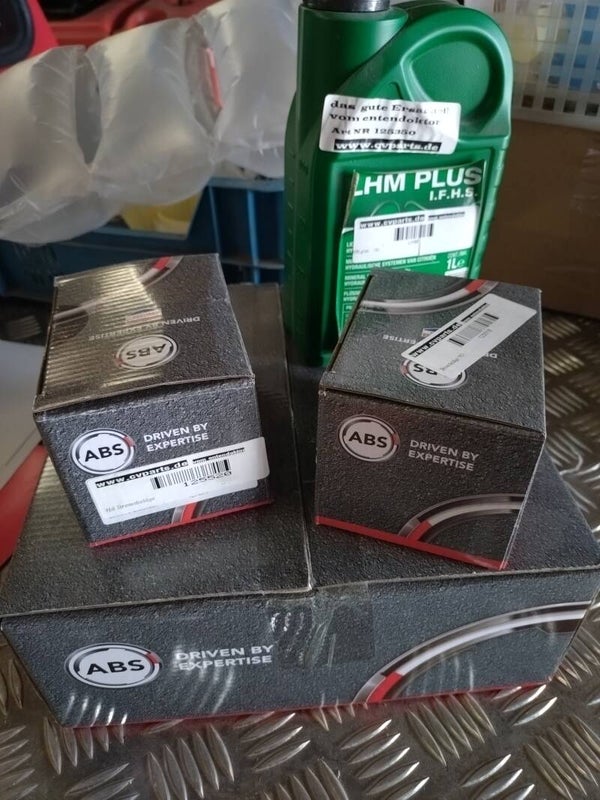 Komplettes Set. Bremsbeläge vorne ,Handbremsbeläge , LHM Citroen 2cv6 Dyane Ami