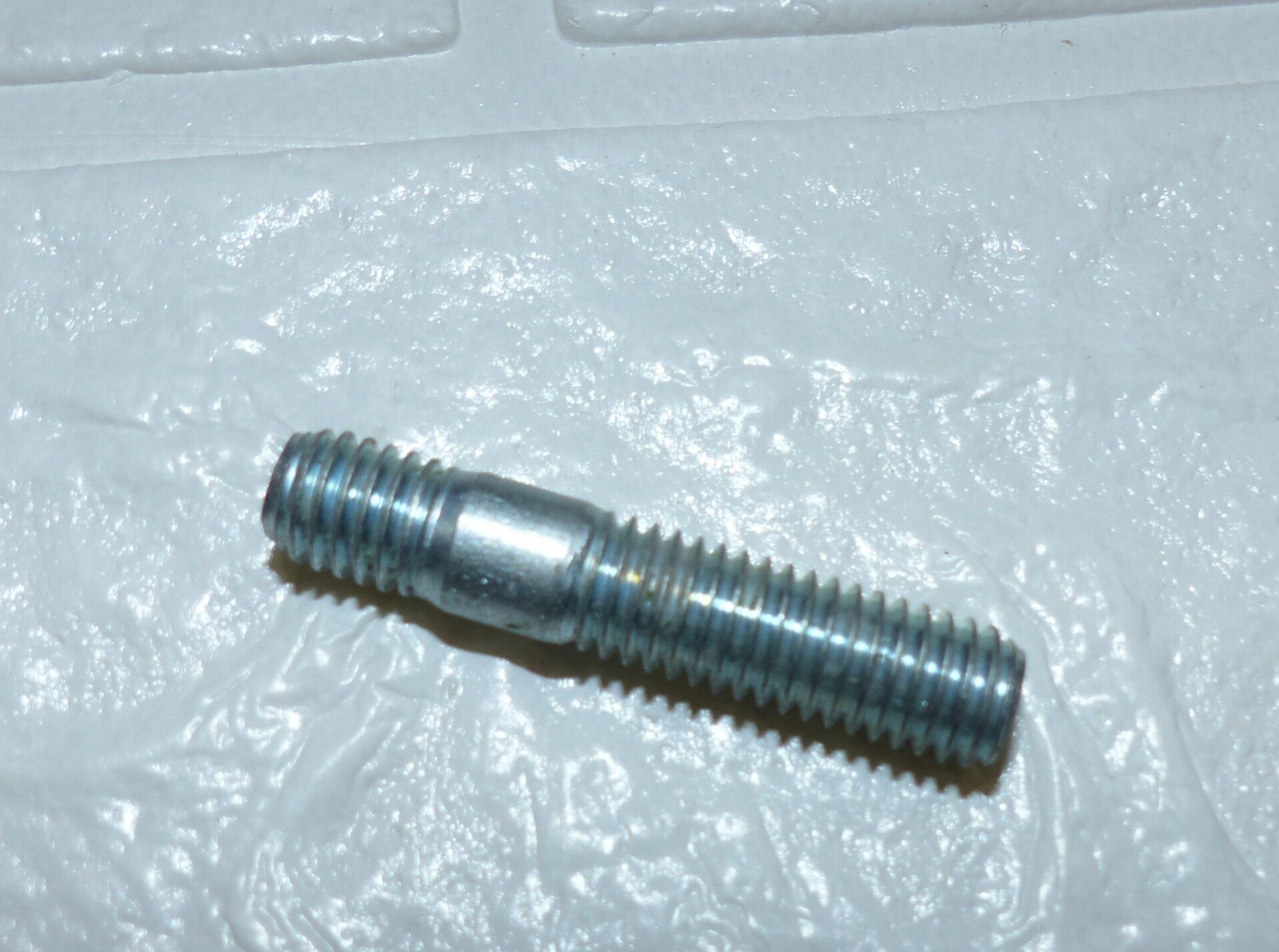 Schrauben Stehbolzen Muttern Klammern