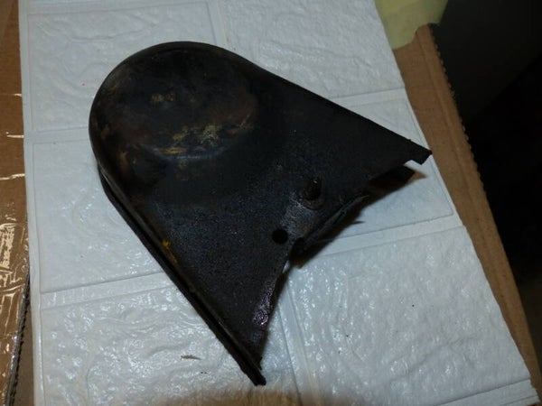 Blechabdeckung an der Lichtmaschine