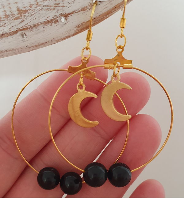 goudgekleurde oorbellen met zwarte agaat