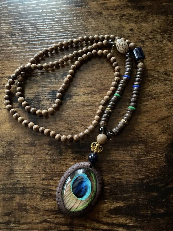 Sandelhouten ketting met Pauwenoog