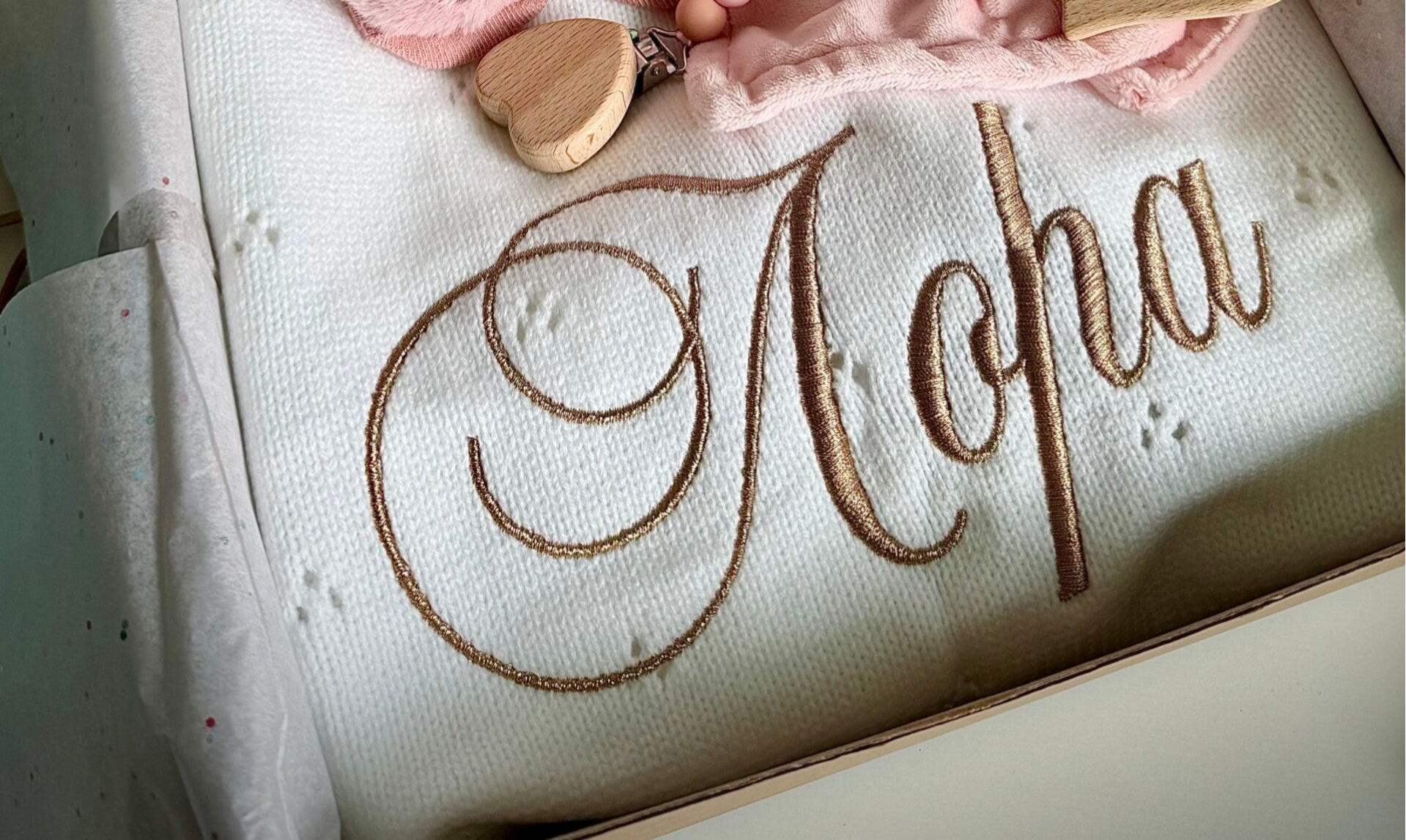 Бродирано плетено одеяло