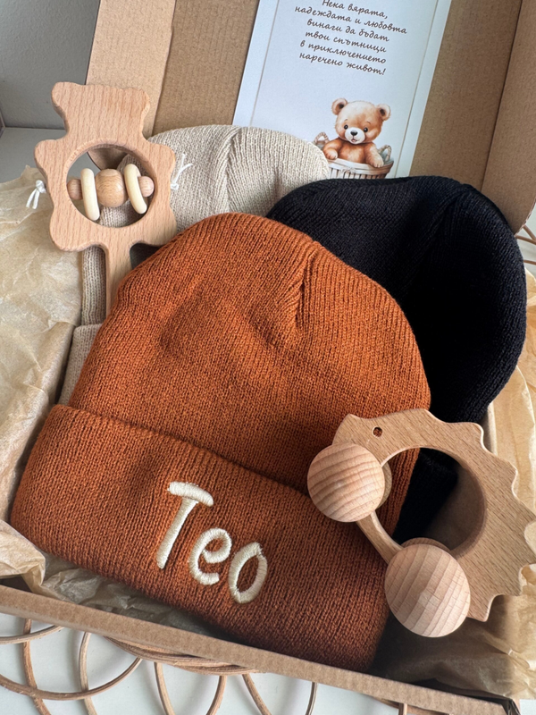 Бродирана шапка с име