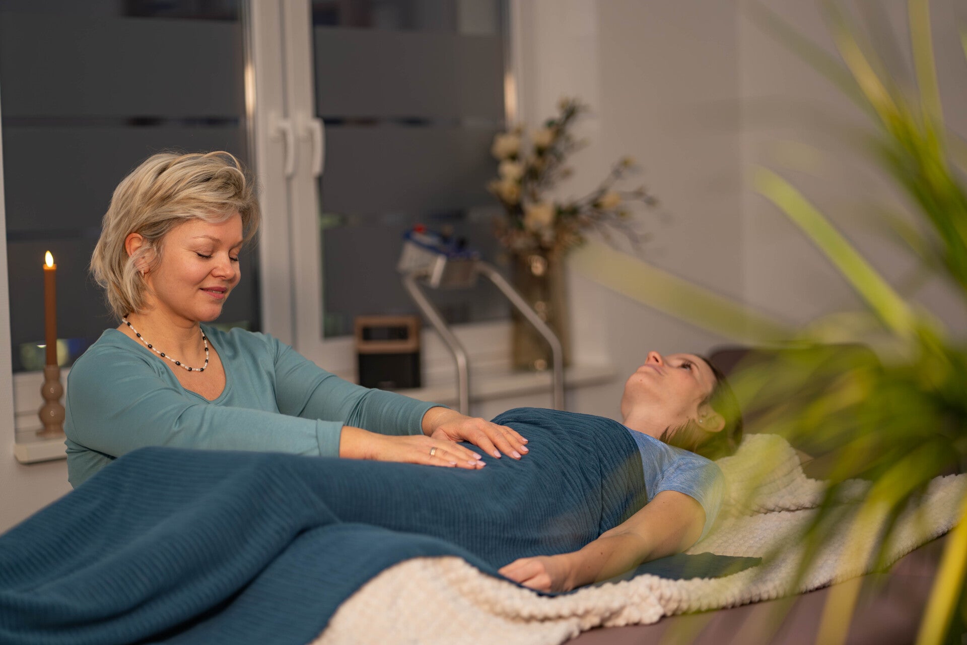 Therapeutin von MedMotion behandelt eine Patientin