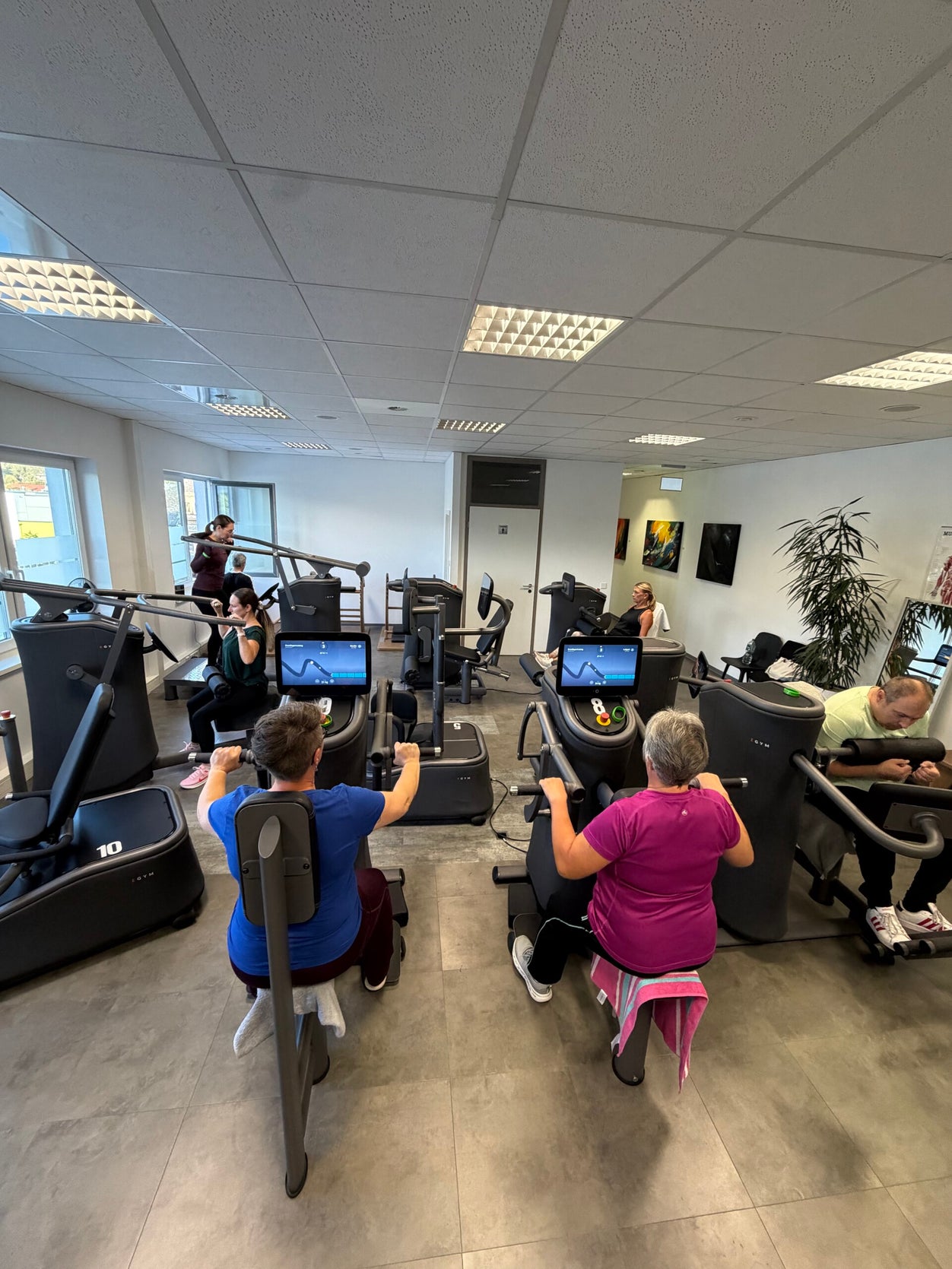 Trainingsfläche von MedMotion mit eGym-Geräten